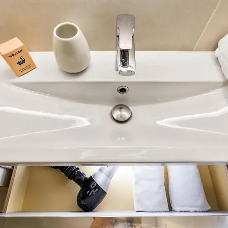 Appartement Splendide 2 Pieces Vue Jardin, Calme, Plein Centre Menton