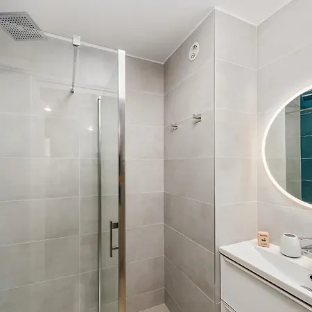 Splendide 2 Pieces Vue Jardin, Calme, Plein Centre *