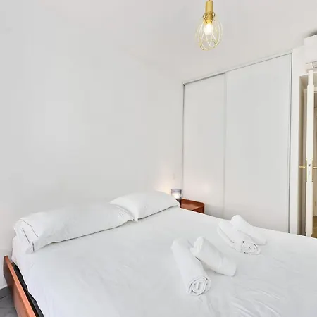 Splendide 2 Pieces Vue Jardin, Calme, Plein Centre Apartman