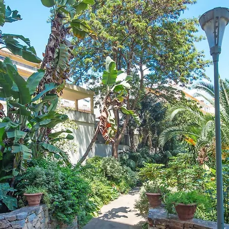 Splendide 2 Pieces Vue Jardin, Calme, Plein Centre