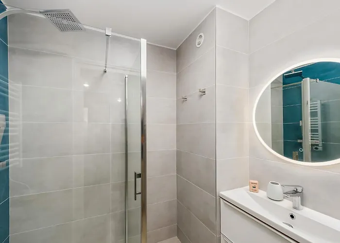 Splendide 2 Pieces Vue Jardin, Calme, Plein Centre *