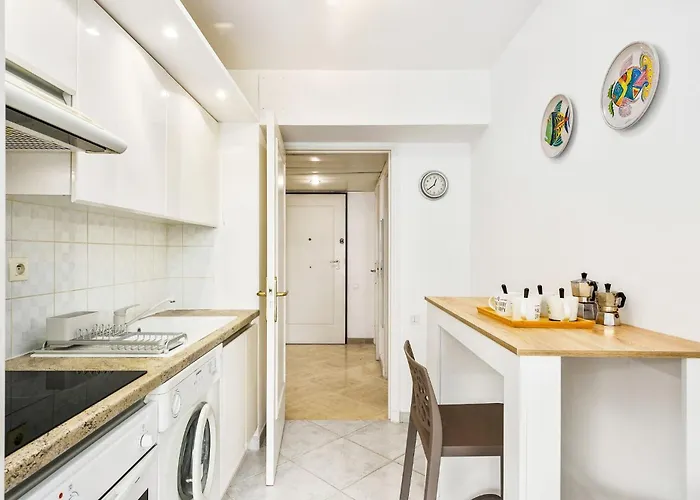 Apartman Splendide 2 Pieces Vue Jardin, Calme, Plein Centre *