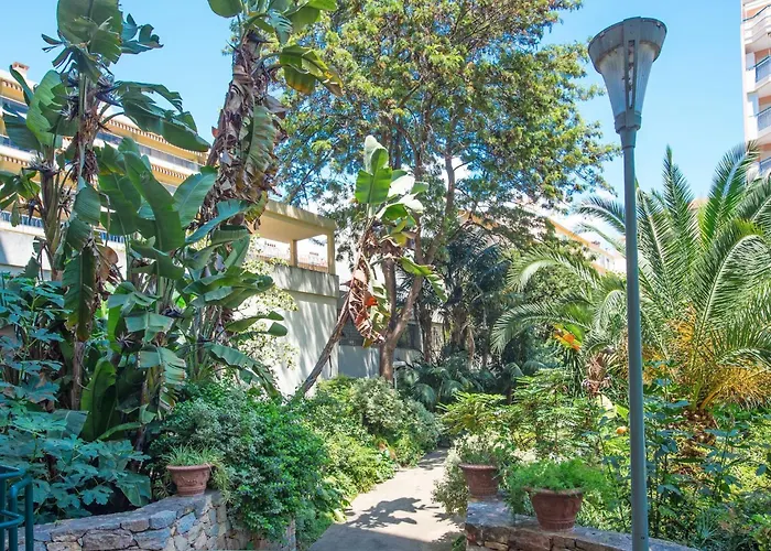 Splendide 2 Pieces Vue Jardin, Calme, Plein Centre